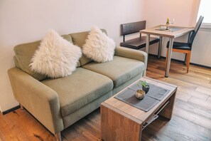 Living area - Chalet Alpine Lodge (131) In the heart of Zermatt, newly renovated vacation apartment! (Zermatt)