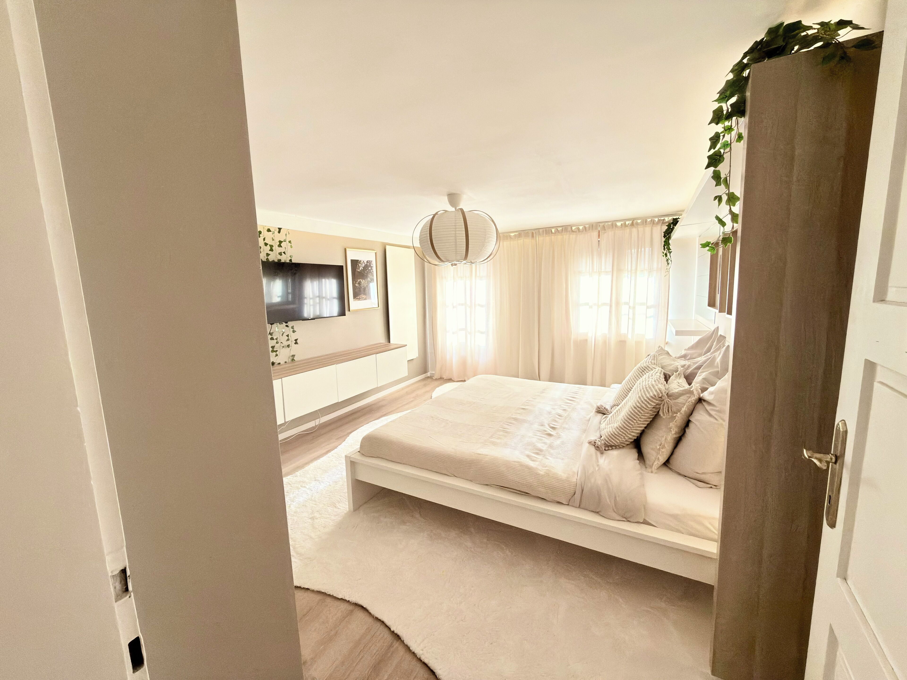 Tabla de planchar con plancha, wifi, ropa de cama