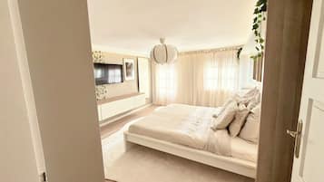 Tabla de planchar con plancha, wifi, ropa de cama