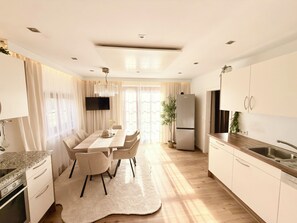 Microwave, oven, stovetop, dishwasher - 🌿PuraVida- Holiday home in the countryside near Freistadt |Large garden & dogs welcome (Sankt Peter)