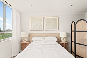 House | 1 bedroom, iron/ironing board, bed sheets - Chic Studio With a Pool and Moments From Shop (Sydney)