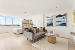House | Living room - Chic Studio With a Pool and Moments From Shop (Sydney)