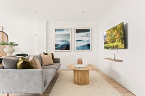 House | Living room - Chic Studio With a Pool and Moments From Shop (Sydney)