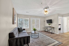 Living area - Bright Stockbridge condo with full kitchen (Stockbridge)