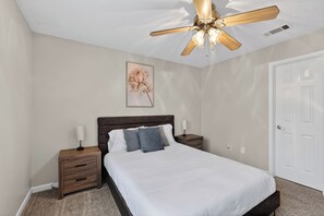 2 bedrooms, desk, iron/ironing board, travel cot - Bright Stockbridge condo with full kitchen (Stockbridge)
