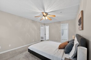 Desk, iron/ironing board, travel cot, free WiFi - Spacious condo near Atlanta with great sleep (Stockbridge)