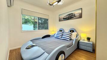 Tabla de planchar con plancha, wifi, ropa de cama