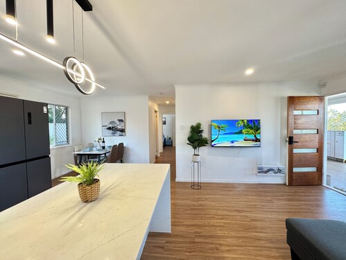 Wake up to Mountain Vista|3BR Light-filled Cottage