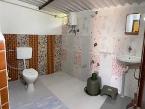 Chambre Familiale, 1 chambre, vue établissement | Salle de bain | Serviettes fournies, savon, shampoing