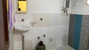 Habitación familiar, 1 habitación, vistas al complejo turístico | Baño | Toallas, jabón y champú