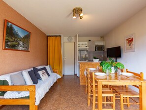TV - Apartment for 6 near slopes with parking in Saint-Lary (Saint-Lary-Soulan)