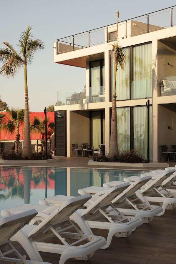 2 piscines extérieures