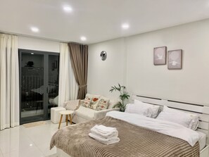 1 chambre, coffre-fort, fer et planche Ă repasser