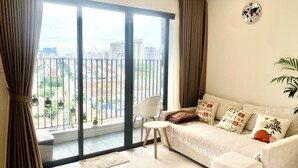 TV, fireplace - Spacious Luxury City View with Pool - Korean Town, closed by City center & SECC (Thành phố Hồ Chí Minh)