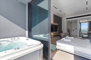 Desk, iron/ironing board, travel cot, WiFi - Stylish Studio with Jacuzzi in Business Bay (Business Bay)