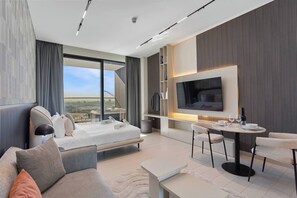 Desk, iron/ironing board, travel cot, WiFi - Stylish Studio with Jacuzzi in Business Bay (Business Bay)