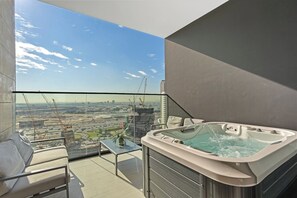 Outdoor spa tub - Stylish Studio with Jacuzzi in Business Bay (Business Bay)