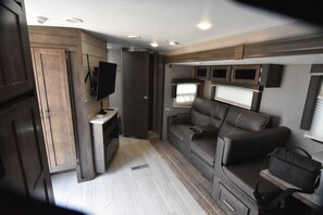 Smart TV - Cozy RV at Rocky Creek Ranch Hot Tub Pet Private (Fredericksburg)