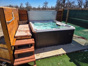 Outdoor spa tub - Cozy RV at Rocky Creek Ranch Hot Tub Pet Private (Fredericksburg)