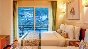 Kamar Double Keluarga, balkon, pemandangan lembah | Meja kerja, ruang kerja ramah laptop, dan setrika/meja setrika
