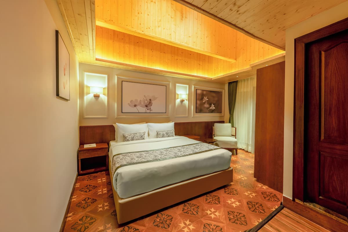 Luxury Double Room | Desk, laptop workspace, iron/ironing board, free WiFi