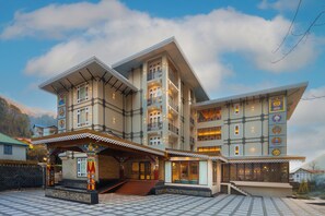 Front of property - Udaan Metho Pelri Resort (Chungthang)