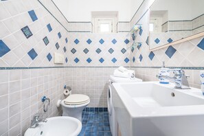 Apartment, Sea View | Bathroom - APPARTAMENTO TERRA LUGHENTE (Stintino)