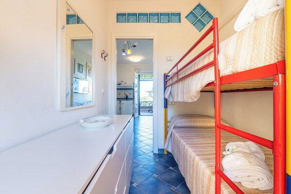 A bunk bed room with a white sink and a mirror. - APPARTAMENTO TERRA LUGHENTE (Stintino)