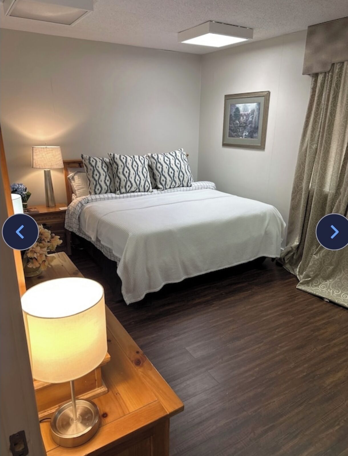 Tabla de planchar con plancha, wifi y ropa de cama 