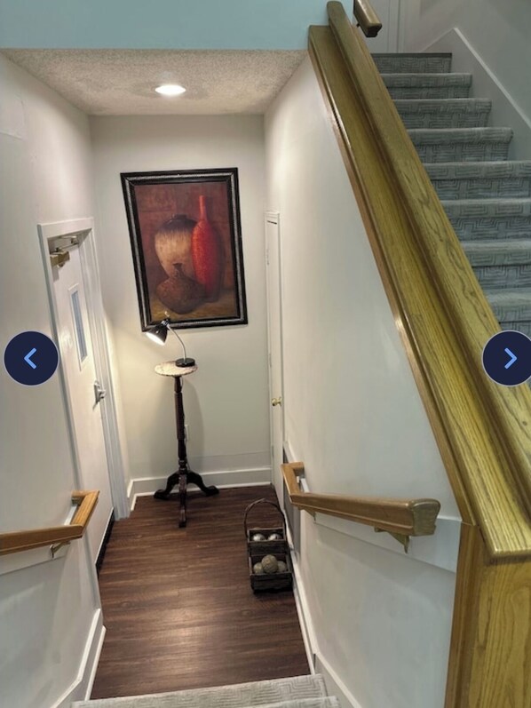 Eine Treppe mit Holzwurf und einem gemusterten Teppich.