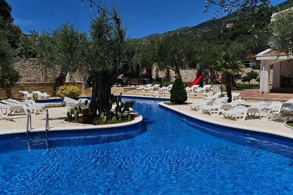 Studio (Studio Apartment With Terrace (B1)) | Outdoor pool