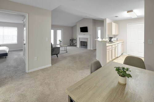 Modern Comfort w/ Balcony, Kitchen & WiFi