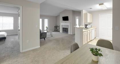 Modern Comfort w/ Balcony, Kitchen & WiFi