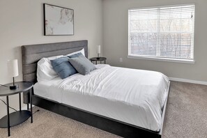 2 間睡房、書桌、熨斗/熨衫板、可攜式嬰兒床