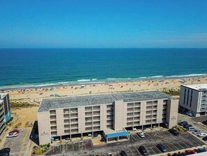 On the beach - Beautiful remodel one Bedroom Ocean Front with outdoor pool (Ocean City)