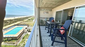 Outdoor dining - Beautiful remodel one Bedroom Ocean Front with outdoor pool (Ocean City)