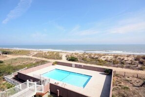Pool - Beautiful remodel one Bedroom Ocean Front with outdoor pool (Ocean City)