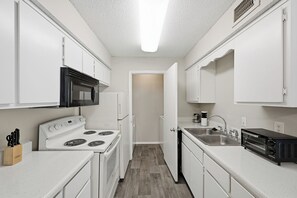 Fridge, microwave, oven, stovetop - Comfortable retreat with in-unit washer/dryer (Nashville)