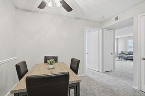 Dining - Charming apartment with fireplace & dining area (Nashville)