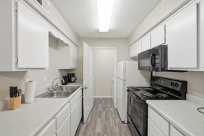 Fridge, microwave, oven, stovetop - Charming apartment with fireplace & dining area (Nashville)