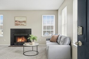 Interior - Charming apartment with fireplace & dining area (Nashville)