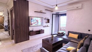 Living area - Luxury studio with swimming pool opposite the station (Marrakech)