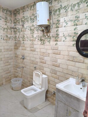 Kostenlose Toilettenartikel, Handtücher, Seife, Shampoo