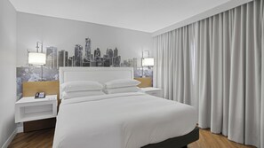 Tabla de planchar con plancha, wifi gratis, ropa de cama