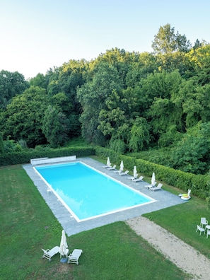 Una piscina al aire libre