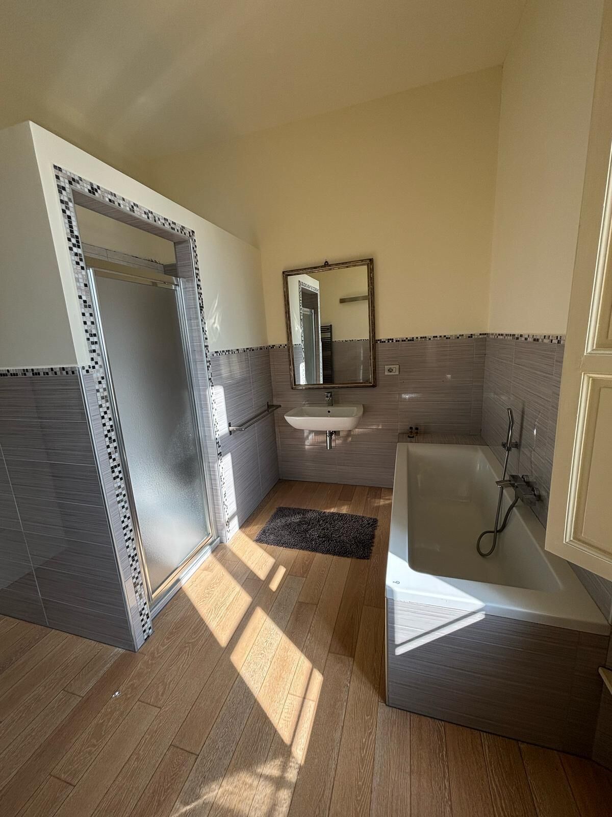 Een douche, een haardroger, een bidet, handdoeken
