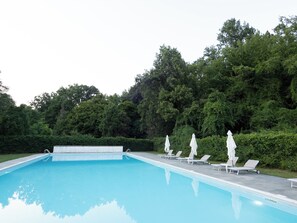 Una piscina al aire libre