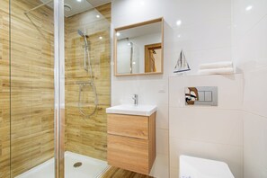 Shower, hair dryer, towels, soap - Seaside Escape Mielenko | Baltic Coast Cottages by North Apartments (Mielenko)