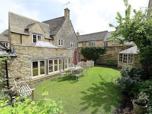 Outdoor dining - The Coach House (Burford)