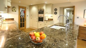 Unclassified image, 2 of 28, button - The Coach House (Burford)